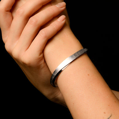 Ernstes Design Armreif